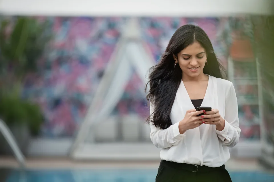 Une femme écrit un message sur son téléphone